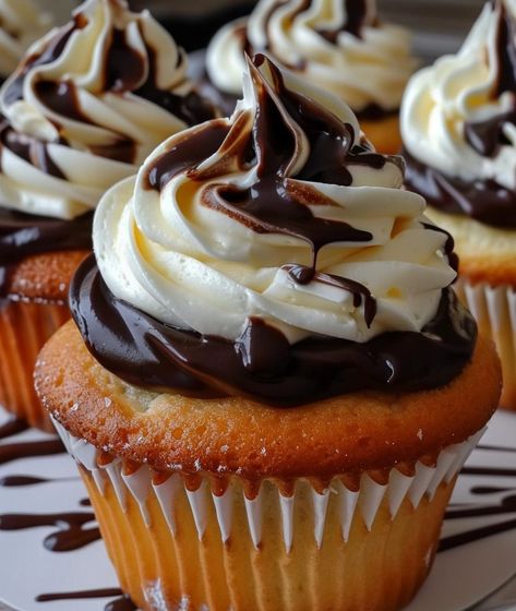 Irresistible Boston Cream Pie Cupcakes Boston Cream Muffins, Soft Vanilla Cake, Cream Pie Cupcakes, Boston Cream Pie Cupcakes, Boston Food, Pie Cupcakes, Boston Cream Pie, Filled Cupcakes, Boston Cream