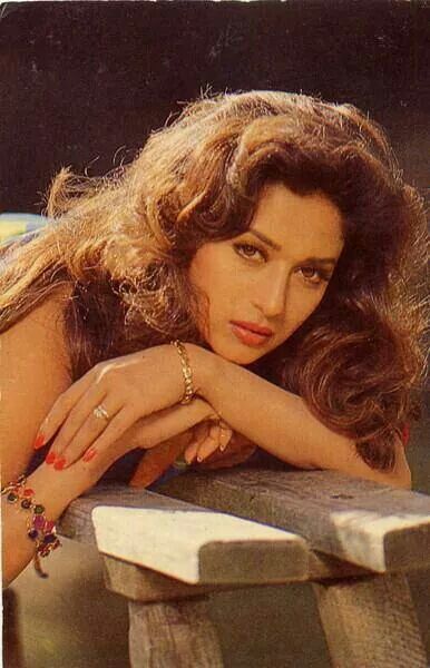 Madhuri Dixit 90s Hairstyles Bollywood, 90s Bollywood Makeup, Desi Makeup Looks, Bollywood Hair, Mamta Kulkarni, Rekha Ji, Rekha Actress, Bollywood Makeup, Bollywood Aesthetic