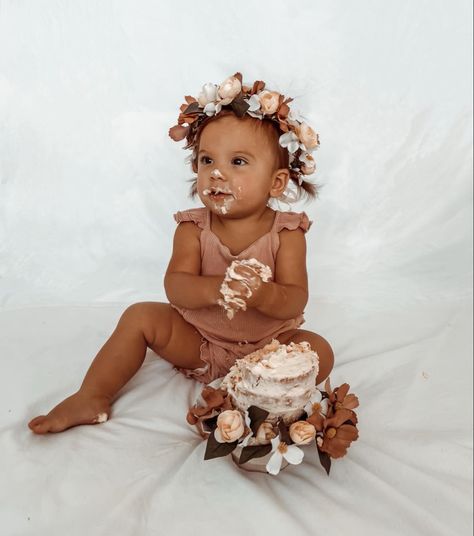 Adorable simple cake smash for little one year old flowers and white background First Birthday Outdoor Cake Smash, Smash Cake Photoshoot Indoor, Simple Boho Cake Smash, Cake Smash Photos At Home, Home Cake Smash Photo Shoot, At Home Smash Cake Photo Shoot, Smash Cake With Flowers, At Home Cake Smash Photoshoot, One Year Old Smash Cake Photoshoot