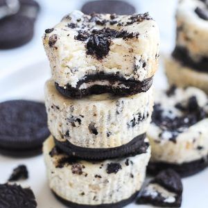 Cheesecake Cups Recipe, Oreo Cheesecake Bites, Mini Oreo Cheesecake, Mini Cheesecake Bites, Oreo Cheesecake Recipes, Oreo Desserts, Oreo Dessert Recipes, Cheesecake Bites Recipe, Frozen Cheesecake