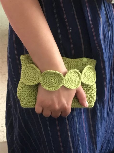 Saturn Clutch - Free pattern from Dulces y Punto - Sunflower Cottage Crochet Purse Design Ideas, Crochet Clutch Pattern, Knitted Purse, Cottage Crochet, Sunflower Cottage, Purse Design, Clutch Pattern, Knit Purse, Diy Crochet Bag