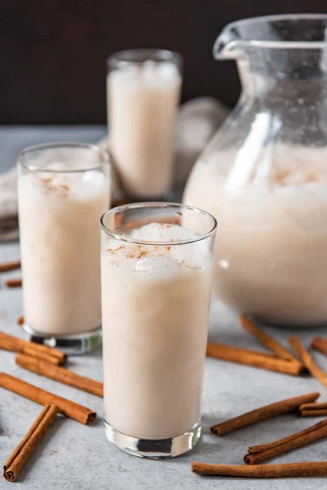 An images of glasses of homemade horchata made from an easy horchata recipe, surrounded by sticks of cinnamon. Easy Horchata Recipe, Fresca Recipes, Mexican Drink Recipes, Mexican Horchata, Homemade Horchata, Honduran Recipes, Mexican Bakery, Horchata Recipe, Agua Fresca Recipe