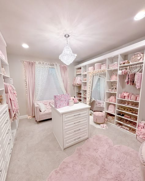 Home sweet home ✨🌸🎀 Walk In Closet Ideas Pink, 2000s Home Aesthetic, Pink Girly House, Pink House Aesthetic, Pink House Decor, Pink Beauty Room, Pink Home Aesthetic, Pink Princess Room, Pink Room Aesthetic