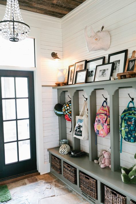 Mud room Stile Joanna Gaines, Vstupná Hala, Eclectic Farmhouse, Ideas Para Organizar, Diy Casa, Hallway Storage, غرفة ملابس, Hus Inspiration, Design Case