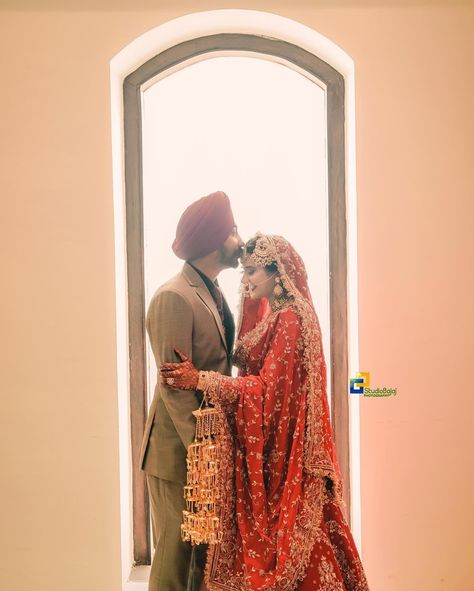 Punjabi Engagement, Reception Photoshoot, Sikh Couple, Sikh Wedding Photography, Layer Dresses, Punjabi Wedding Couple, Dream Marriage, Sikh Bride, Diwali Pictures