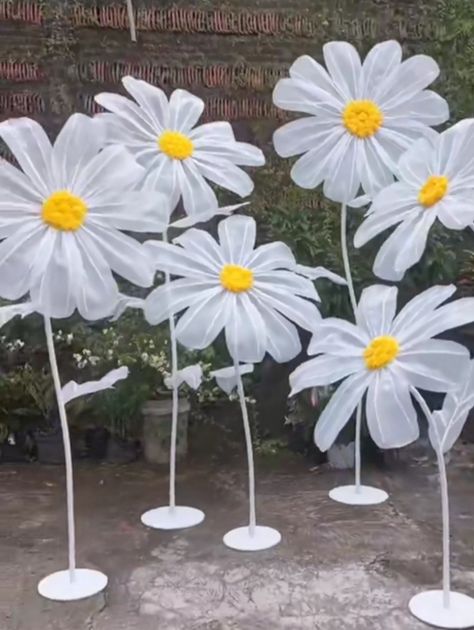 Diy Big Flowers, Giant Daisy, Large Paper Flowers Diy, Giant Flowers Diy, Large Paper Flowers, Flower Pots Outdoor, Paper Flowers Craft, Giant Paper Flowers, Giant Flowers