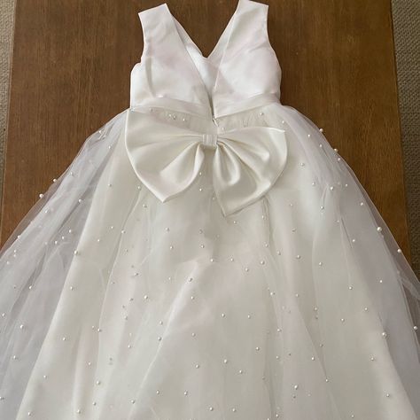 Brand New Never Worn. Bought For A 5 Year Old To Wear As A Flower Girl And It Fits So Well, So Well Made. Zipper In The Back. Huge Bow In The Back. Pearl Detailing. Pearl Flower Girl Dress, Flower Girl Dresses White, Flower Girl Dress With Bow, Dresses With Pearls, Silver Flower Girl Dress, White Flower Girl Dress, Jjs House, Girls Communion Dresses, Boho Flower Girl