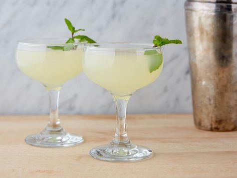 Southside Cocktail, Geoffrey Zakarian, Cocktail Gin, Mint Simple Syrup, Whiskey Girl, Date Night Recipes, Mint Leaf, Unique Drink, French 75