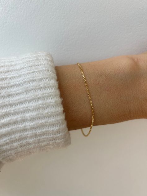 This little bracelet is perfect for the minimalist! It also looks great stacked with other dainty bracelets. D E T A I L S  *Made with a dainty 18k gold filled box chain.  *Gold fill is a wonderful alternative to real gold and unlike gold plating does not rub off.  *It closes with a hall marked gold filled spring clasp . S I Z I N G *  H E L P Choose the length from the drop down menu. Use the length guide as a reference.  If unsure about the size you need  choose the EXTENDER option which  will 16th Wishlist, Real Gold Bracelet, Bling Ring, Permanent Jewelry, Gold Armband, Ring Bag, Dainty Bracelet, Spring Fits, Simple Bracelets