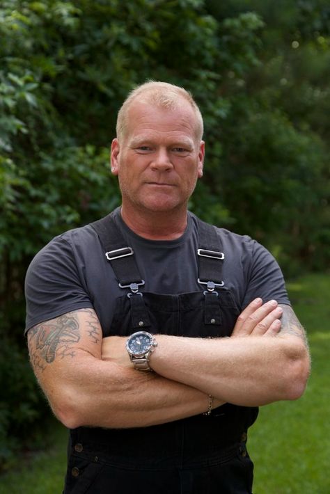 MIKE HOLMES HANDS BUYERS THE KEYS TO FINDING THEIR DREAM HOME IN HOLMES: BUY IT RIGHT - Corus Entertainment Mike Holmes, The Lucky One, Entertainment Tonight, Press Kit, The Keys, Upcoming Movies, Oprah Winfrey, Live Events, Toronto Canada