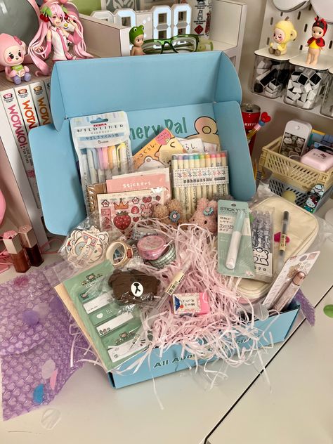 Stationary Items Aesthetic, Stationary Gifts Ideas, Gift Box Ideas Aesthetic, Stationary Gift Box Ideas, Stationery Gift Box Ideas, Temu Stationary, Stationary Pal, Hello Kitty School Supplies, Stationary Aesthetic