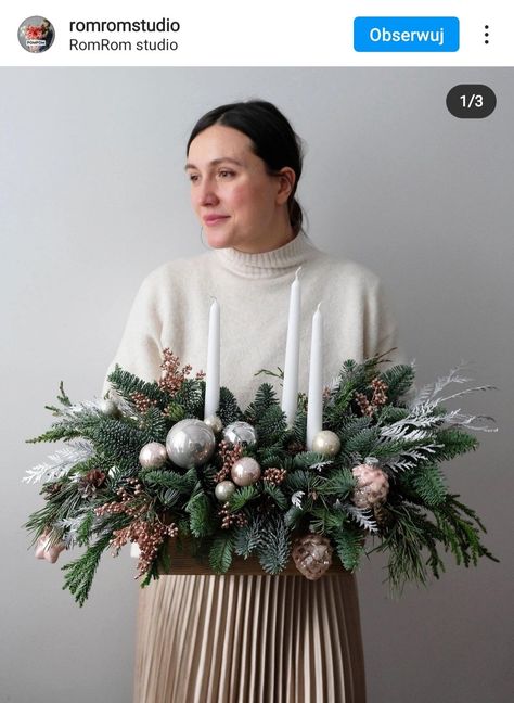 Flower And Candle Arrangements, Christmas Bouquets Ideas, Christmas Floral Centerpieces For Table, Modern Christmas Arrangements, New Year Flower Arrangement, Advent Flower Arrangements, Christmas Whreat, Christmas Bouquet Ideas, Christmas Flower Bouquet