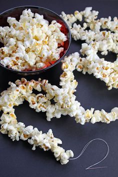 The Harris Sisters: How to String Popcorn Garland Popcorn Tree, Popcorn Crafts, Free Handwriting Fonts, Popcorn Decorations, Diy Popcorn, Popcorn Garland, Christmas Popcorn, Homemade Popcorn, Diy Wedding Invitations