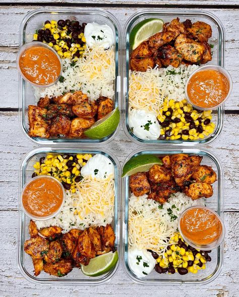 Chipotle Chicken Meal Prep Ideas 🌶️🐓 It’s #TotallyChipotleDay so I thought I’d show off a few of my delish Chipotle chicken meal prep bowls! ENJOY! 🌶️ Chipotle Chicken & Rice Bowls ⬇️ Weight Watchers Points 👉🏼 10 Calories 👉🏼 522 Protein 👉🏼 26g 🌶️ Honey Chipotle Chicken Bowls ⬇️ Weight Watchers Points 👉🏼 12 Calories 👉🏼 482 Protein 👉🏼 22g 🌶️ Copycat Chipotle Chicken Burrito Bowls ⬇️ Weight Watchers Points 👉🏼 8 Calories 👉🏼 365 Protein 👉🏼 17g Meal prepping is what holds yourself accountab... Diana’s Delish Dishes, Chipotle Chicken And Rice, Chicken And Rice Bowls, Chipotle Chicken Bowl, Honey Chipotle Chicken, Easy Meal Prep Lunches, Lunch Prep, Honey Chipotle, Work Lunches