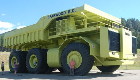 This #TerexTruck "Titan" at Sparwood, BC Canada was once "claimed" to be the biggest truck in the world. #TerexTitan Biggest Truck, Giant Truck, Truk Besar, Mighty Machines, Hummer Cars, Heavy Construction Equipment, Large Truck, Mining Equipment, Old Tractors