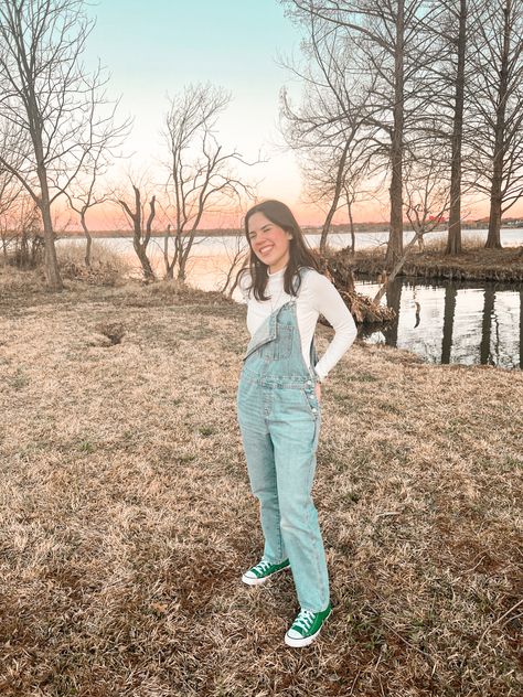 Overalls With Converse, Light Blue Converse Outfit, Blue Converse Outfit, Converse Winter, Bday Picnic, Light Blue Converse, Lake Outfit, Sunset Lake, Blue Converse