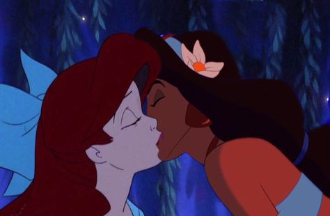 Lesbian Ariel and Jasmine. Disney Princess Yuri, Mermaids Kissing, Alternative Disney, Disney Princess Movies, Princess Movies, Twisted Disney, Love Fairy, Disney Ariel, Pinturas Disney