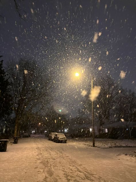 Snow At Night Aesthetic, Gab Core, Winter Season Aesthetic, Snow In The City, Aesthetic December, Snow At Night, Cozy Winter Night, Norway Winter, Snowy Field