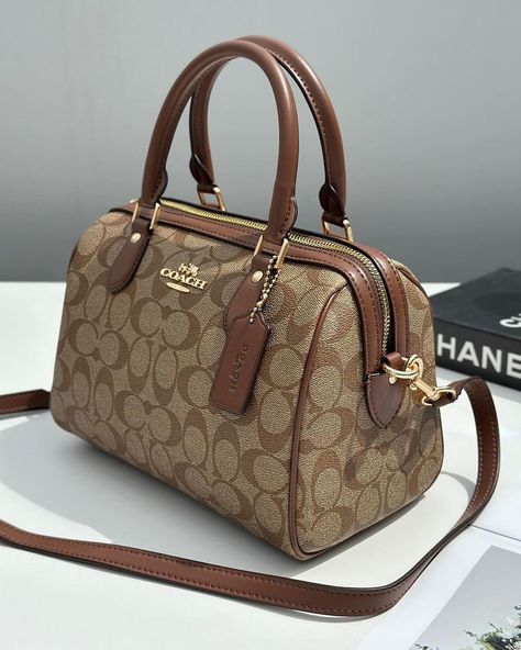 Pretty Tote Bags, Brown Coach Purse, My Style Bags, Inside My Bag, Luxury Bags Collection, Brown Coach, Handbag Essentials, Girly Bags, Luxury Purses