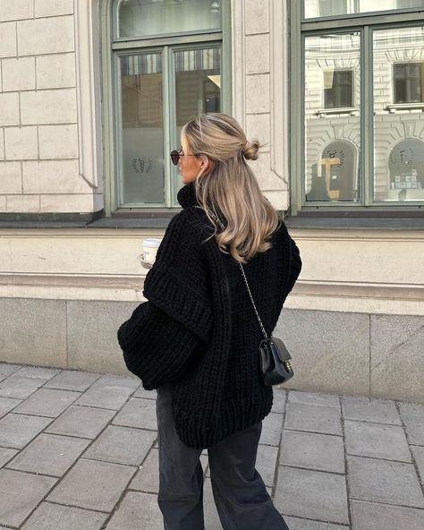 Lovisa Wallin op Instagram: "Week 9 was good☕️🐶🍫🍷" Turtleneck Style, Oversized Turtleneck, Winter Mode, Kawaii Dress, Ladies Turtleneck Sweaters, Thick Sweaters, Womens Turtleneck, Oversized Pullover, Fleece Sweater