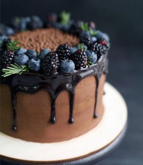 happywedd.com • 25 Winter Drip Cakes • A frosted chocolate cake with blueberries, blackberries and chocolate drip. Drippy Cakes, Winter Wedding Cake, Chocolate Wedding Cake, Types Of Cakes, Drip Cakes, Pretty Cakes, Creative Cakes, Cake Inspiration