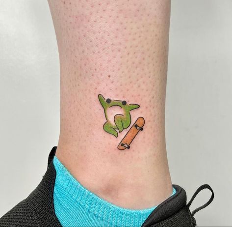 Funny Tattoo Designs, Skateboard Tattoo, Funny Tattoo, Cowgirl Tattoos, Funky Tattoos, One Piece Tattoos, Frog Tattoos, Be Serious, Cute Little Tattoos