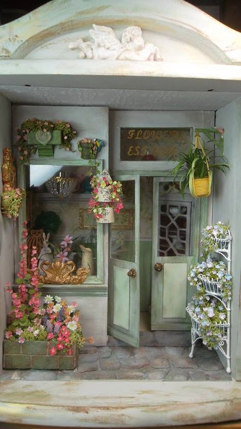 Mini Conservatory, Arctic Vbs, Miniature Store, Cottage Dollhouse, Miniature Cottage, Room Box Miniatures, Sims Inspiration, Dolls House Shop, Cinderella Moments