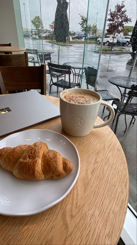 Latté and a croissant in a cozy coffee shop Rainy Day Breakfast, Rainy Day Food, Rainy Day Recipes, Breakfast Platter, Emotional Photography, On A Rainy Day, But First Coffee, A Rainy Day, Cozy Fall