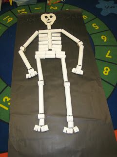 Crayons & Curls: Our Classroom Skeleton! Paper Towel Rolls and TP cores -- just how clever is this life size creation? Human Body Crafts, Halloween Classroom Activities, Skeleton Craft, Human Body Activities, Paper Towel Crafts, October Ideas, I Love Halloween, Halloween Classroom, Health Activities