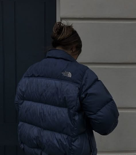 Dark Blue North Face Puffer, Dark Blue Puffer Jacket Outfit, Navy Puffer Jacket Outfit, Short Puffer Jacket Outfit, Navy Blue Jacket Outfit, Blue Puffer Jacket Outfit, Blue North Face Puffer, North Face Aesthetic, North Face Puffer Outfit