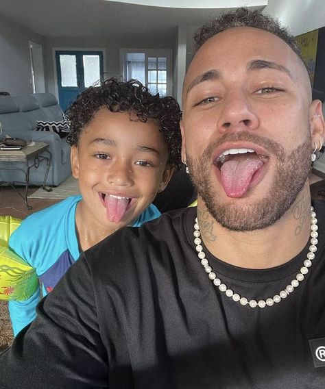 Mbappe With Kids, Neymar And His Son, Neymar With Fans, Neymar Child, Neymar Jr Instagram, Neymar Son, Neymar Hot, Aubrey Drake, Funny Marvel Memes