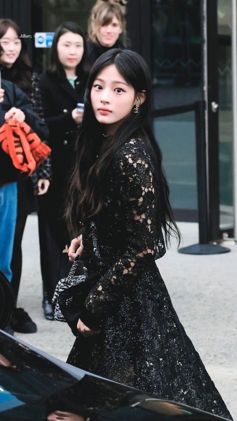 Minji 🐻 🖤 Minji Chanel, Minji Aesthetic, Minji Newjeans, Newjeans Minji, Kim Minji, Celeb Crush, Aesthetic Stuff, Velvet Fashion, Style Change