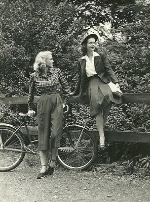 Love this shot from the 1940s featuring 2 looks with high-waisted trousers and 40s hair...gives me a glimpse of what my grandma would have looked like in her twenties. 40s Mode, Vintage Foto's, Mode Retro, Fashion 1940s, Look Retro, 40s Fashion, Retro Mode, Foto Vintage, Vintage Mode