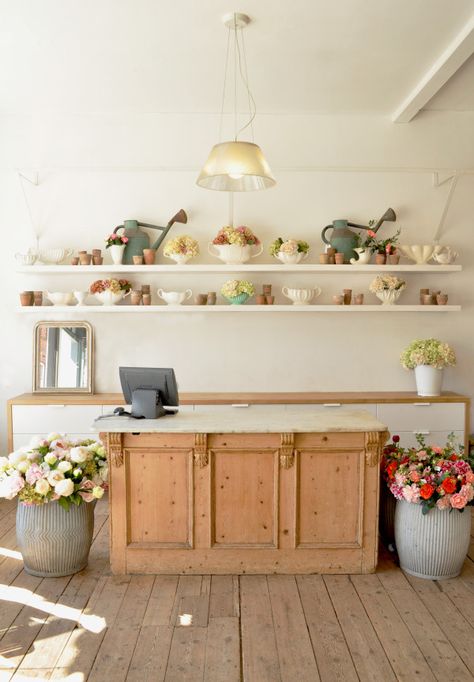 shelving behind the counter for any enticing containers to buy at last moment Floral Studio Work Spaces, Shop Interiors Boutique, Flower Shop Interiors, Florist Studio, Flower Shop Design, Shop Counter, Flower Room, Flowers Shop, Florist Shop