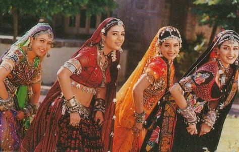 Actresses in Hum Saath Saath Hain #Tabu, #SonaliBendre #KarismaKapoor #Neelam Hum Saath Saath Hain, Sonali Bendre, Vintage Bollywood Aesthetic, Karisma Kapoor, Retro Bollywood, 90s Bollywood, Vintage Bollywood, Classic Songs, Bollywood Movie