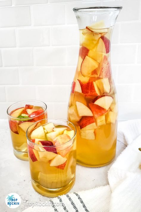 Apple Cider Wine Sangria, Cider Wine, Carmel Apple Sangria Recipe, Halloween Sangria White, Fall Sangria Recipes White, Caramel Apple Sangria Recipes, Caramel Apple Cider Sangria, Carmel Apple Cider Sangria Recipe, Apple Cider Sangria With Caramel Vodka