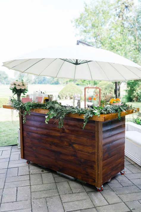 Wedding Bar #weddinginspo #mobilebar Portable Bar For Wedding, Diy Portable Bar Ideas, Diy Bar For Wedding, Diy Portable Bar, Outdoor Bar Diy, Portable Bar Ideas, Bar For Wedding, Bar Rental, Dining Room Built In