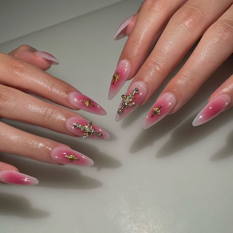 Valentines Day Nails Airbrush, Nails Acrylic Airbrush, Pink And White Airbrush Nails, Airbrush Valentine Nails, Aura Toe Nails, Aura Nail Design, Air Brush Nail Designs Art, Airbrush French Tip Nails, White Airbrush Nails