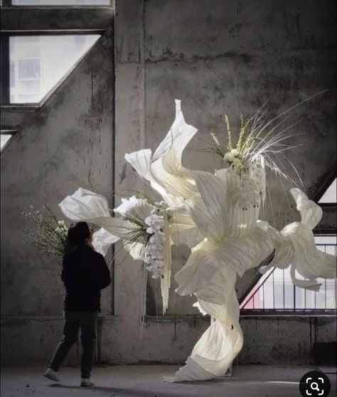 Wedding Sculpture, Unique Event Decor, Lulus Wedding, Paper Installation, Easy Backdrops, Flower Installation, Flower Sculptures, Artistic Installation, Giant Flowers