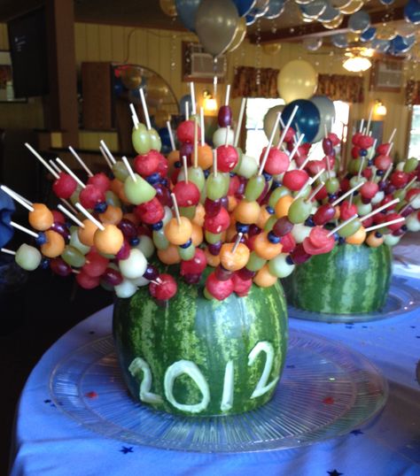 Fruit Kabobs Display, Desert Fruit, Deco Fruit, Fruit Platter Designs, Fruit Creations, Kabob Skewers, Graduation Party Foods, Summer Sweets, Fruit Skewers