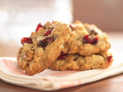 If you’ve ever had the Harvest Cookies from Archer Farms (found in Target bakery), you will know exactly what recipe this is. These cookies are amazing, simply put. There is something about the oats & the cranberries…not forgetting the walnuts, that just ... Oatmeal Cranberry Cookies Recipe, Walnut Oatmeal, Cranberry Oatmeal Cookies, Cranberry Cookies Recipes, Cranberry Oatmeal, Crisco Recipes, Oatmeal Cranberry Cookies, Walnut Recipes, Walnut Cookies