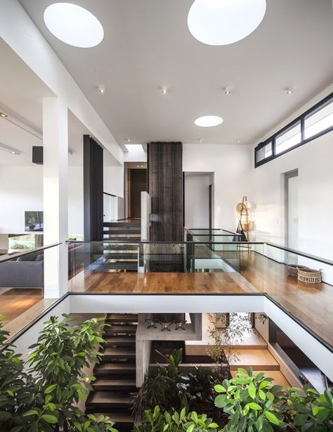 singular way the levels are connected by a central green space Modern House Design Interior, Casa Country, Contemporary Decor, 인테리어 디자인, Contemporary Interior, Modern House Design, Second Floor, Modern Architecture, Contemporary House