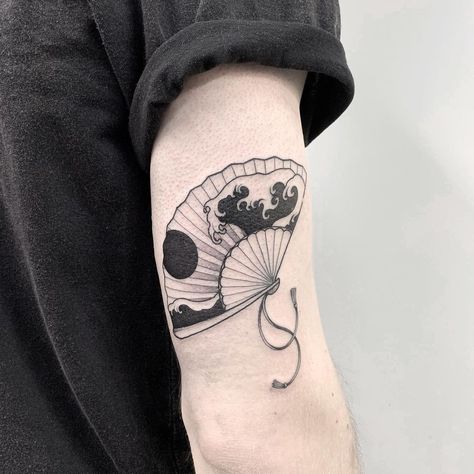 Japanese Fan Tattoo Black And White, Asian Fan Tattoo Design, Fan Japanese Tattoo, Japanese Fan Tattoo Design, Japanese Hand Fan Tattoo, Japanese Fan Tattoo Traditional, Japanese Minimalist Tattoo, Fan Tatoos, Japan Inspired Tattoo