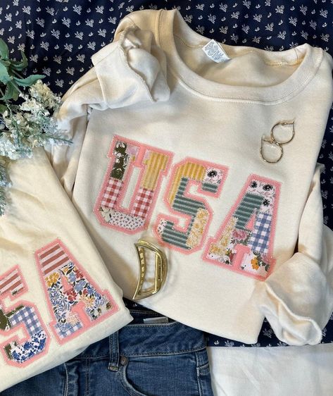 Applique Words, Christmas Quilt Sweatshirt, Vintage Embroidered Sweatshirt, Reverse Applique Sweatshirt, Quilt Sweatshirt, Quilted Accessories, Diy Hoodie, Sewn Clothes, Patchwork Applique