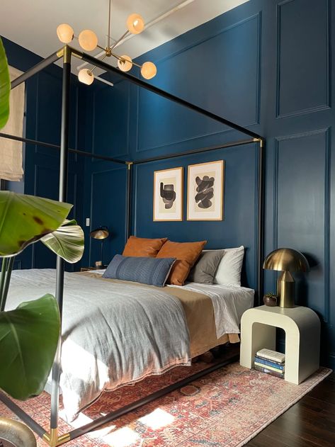 Midnight Blue Walls Bedrooms, Bedding With Dark Blue Walls, Blue Panelling Wallpaper Bedroom, Prussian Blue Bedroom Ideas, Blue Dark Bedroom, Rich Blue Bedroom, Large Bedroom Inspirations, Dark Blue Rooms Bedroom, Bedroom Inspirations Blue Wall