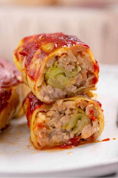 Experience an authentic Polish dish with this easy Golumpki recipe! Try these cabbage rolls today for a hearty meal that is sure to please. Nappa Cabbage Rolls Recipes, Polish Cabbage Rolls Recipe, Glumpkies Recipe, Golumpki Recipe Polish, Golumpki Soup, Polish Haluski Recipe, Polish Recipes Authentic, Galumpki Recipe, Golumpki Recipe