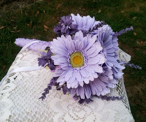 Daisy Arrangements, Daisy Bouquet Wedding, Gerbera Daisy Wedding, Purple Flower Arrangements, Lavender Bridesmaid, Gerber Daisy, Purple Wedding Bouquets, Wedding Decorations On A Budget, Daisy Wedding