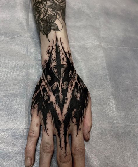 Dark Tattoo Ideas, Gotik Tattoo, Neotraditional Tattoo, Tato Henna, Knuckle Tattoos, Hand And Finger Tattoos, Pretty Hand Tattoos, Wicked Tattoos, Scary Tattoos