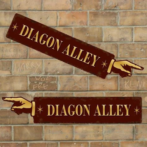 Diagon Alley Diy, Harry Potter Playroom, Hogwarts Sign, Harry Potter Trunk, Harry Potter Diagon Alley, Harry Potter Gift, Harry Potter Miniatures, Harry Potter Bday, Festa Harry Potter