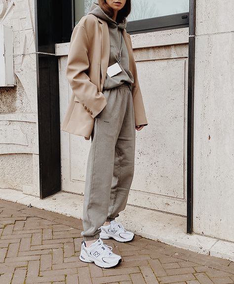 The Track Suit | MODEDAMOUR Sweatpants Outfit For School, Minimalist Moda, Tracksuit Outfit, 90's Fashion, Stil Inspiration, Looks Street Style, Sweatshirt Outfit, Hoodie Outfit, 가을 패션